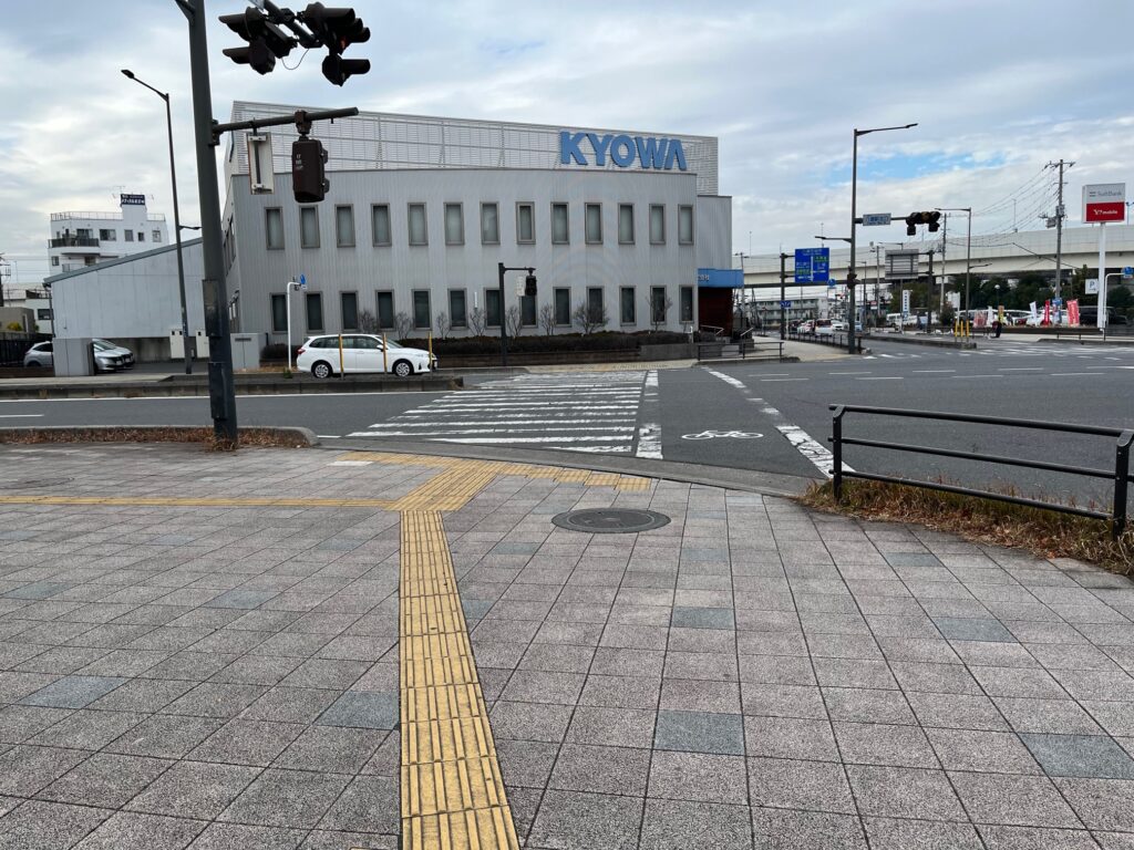 「八潮駅北口」交差点を渡る