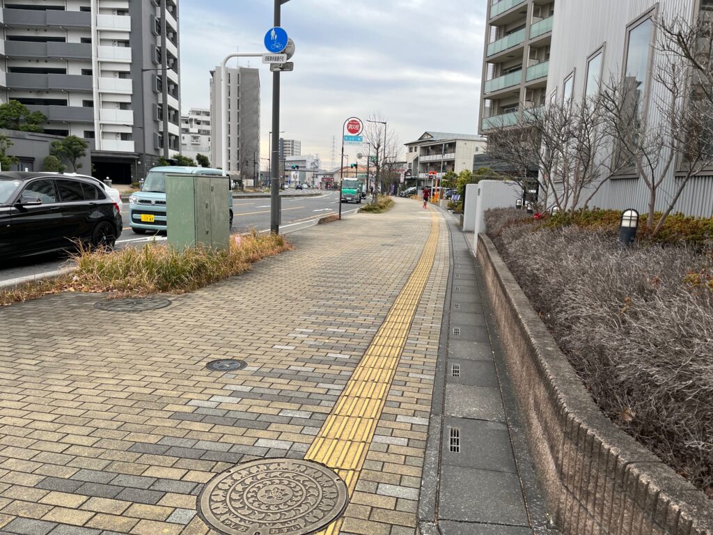 「八潮駅北口」交差点を渡る